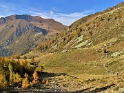 68 Scendendo per traccia i pratoni verso Baita del Buco
